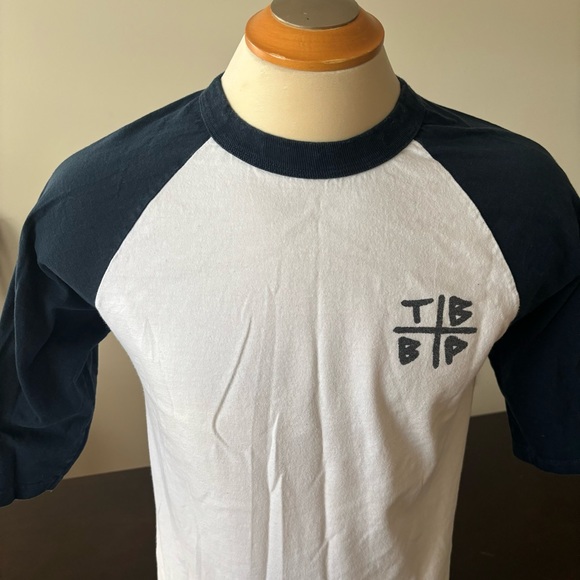 ๐น๐ Vtg LAKAI x The Trunk Boyz Raglan T-shirt Size MEDIUM ๐น๐ - Picture 8 of 10